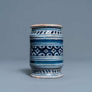 Een blauw-witte majolica albarello, Noordelijke Nederlanden, vroeg 17e eeuw — foto 3