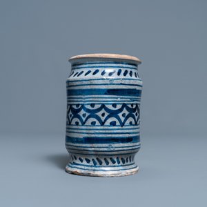 Een blauw-witte majolica albarello, Noordelijke Nederlanden, vroeg 17e eeuw — foto 4