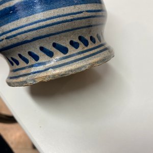 Een blauw-witte majolica albarello, Noordelijke Nederlanden, vroeg 17e eeuw — foto 9
