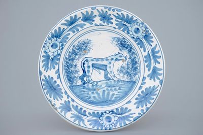 Een blauw-witte majolica schotel met een gestipte kat, Noord-Nederland, 17/18e eeuw