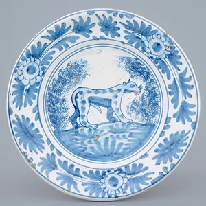 Een blauw-witte majolica schotel met een gestipte kat, Noord-Nederland, 17/18e eeuw — foto 1