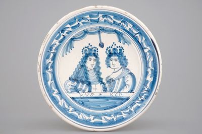 Een blauw-witte majolica schotel met portret van William en Mary, 17e eeuw
