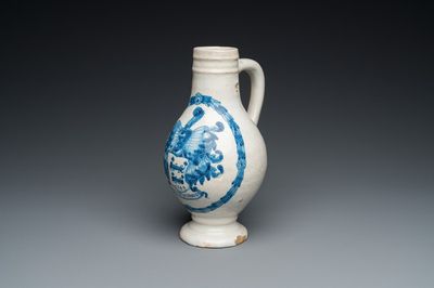 Een blauw-witte Portugese wapenkan met inscriptie Jacob Schröder, Lissabon, gedat. 1644