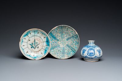 Een blauw-witte Safavid hookah basis, een Kashan kom en een Kutahya bord, Perzië en Turkije, 14e eeuw en later