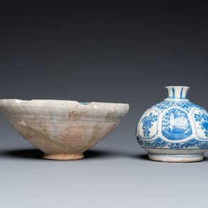 Een blauw-witte Safavid hookah basis, een Kashan kom en een Kutahya bord, Perzië en Turkije, 14e eeuw en later — foto 6
