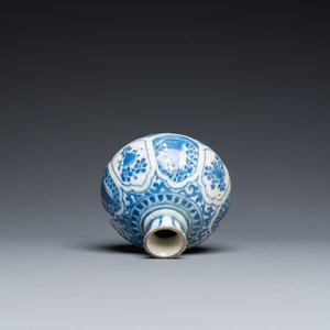 Een blauw-witte Safavid hookah basis, een Kashan kom en een Kutahya bord, Perzië en Turkije, 14e eeuw en later — foto 9