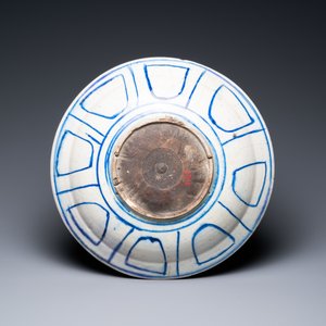 Een blauw-witte Safavid 'Kubachi' schotel met vogels, wellicht Tabriz, Iran, 1e helft 17e eeuw — foto 2