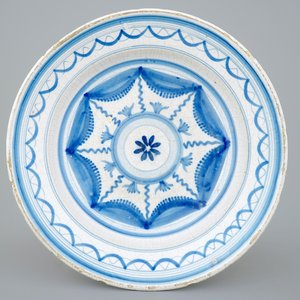 Een blauw-witte schotel in Brussels aardewerk, ca. 1800 — foto 1