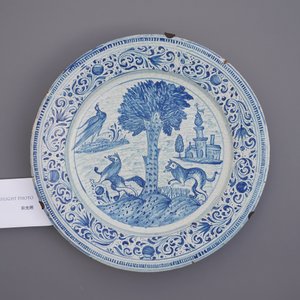 Een blauw-witte schotel met dieren bij een boom, Laterza, Italë, 18e eeuw — foto 10