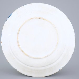 Een blauw-witte schotel met dubbele adelaars, Delft of Haarlem, 17e eeuw — foto 2