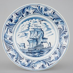 Een blauw-witte schotel met een oorlogsschip, Bolsward, Friesland, 18e eeuw — foto 1