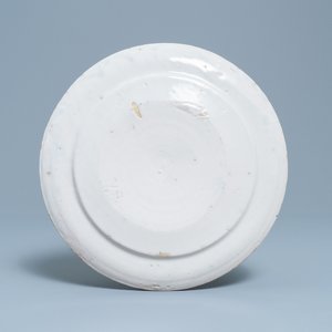 Een blauw-witte schotel met soldaten te kamp, Makkum, Friesland, gedat. 1764 — foto 2