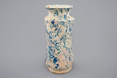 Een blauw-witte Spaanse albarello met spatdecor, 18e eeuw