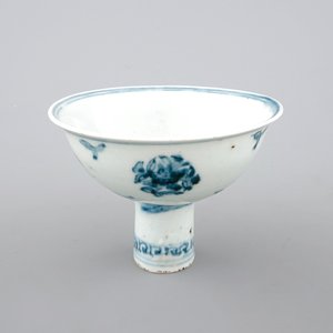 Een blauw-witte stem cup in Chinees porselein, vroege Ming-dynastie, ca. 1500 — foto 1