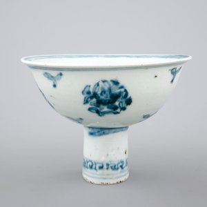 Een blauw-witte stem cup in Chinees porselein, vroege Ming-dynastie, ca. 1500 — foto 2