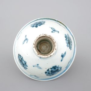 Een blauw-witte stem cup in Chinees porselein, vroege Ming-dynastie, ca. 1500 — foto 7
