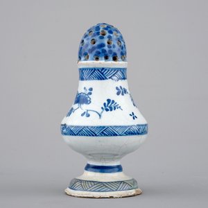 Een blauw-witte strooier in Brussels aardewerk, 18e eeuw — foto 4