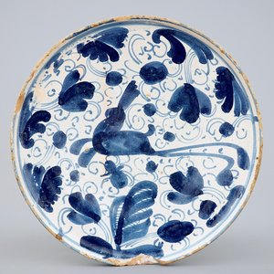 Een blauw-witte tazza met een haas, Teruel, Spanje, 17e eeuw — foto 1