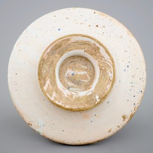 Een blauw-witte tazza met een haas, Teruel, Spanje, 17e eeuw — foto 2