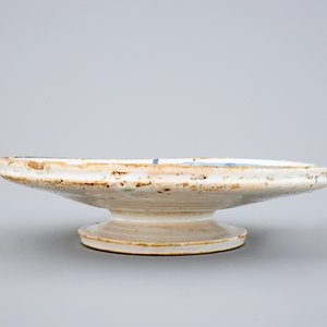 Een blauw-witte tazza met een haas, Teruel, Spanje, 17e eeuw — foto 4
