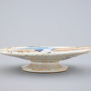 Een blauw-witte tazza met een haas, Teruel, Spanje, 17e eeuw — foto 7
