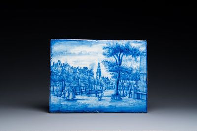 Een blauw-witte topografische plaquette met figuren op een brug, wellicht Utrecht, 18/19e eeuw