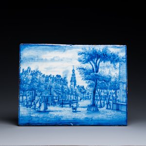 Een blauw-witte topografische plaquette met figuren op een brug, wellicht Utrecht, 18/19e eeuw — foto 1