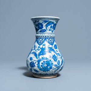 Een blauw-witte vaas in Iznik-stijl, wellicht Samson, Frankrijk, 19e eeuw — foto 4