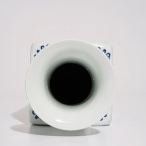 Een blauw-witte vierkante Chinese vaas, Kangxi merk, 19/20e eeuw — foto 6