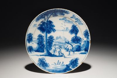 Een blauwwit Delfts bord met figuren in een landschap, 1e helft 18e eeuw