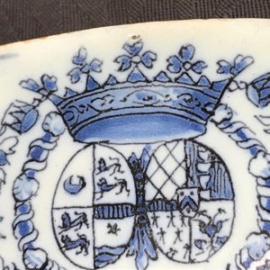 Een blauwwit Delfts bord met wapendecor, 17e eeuw — foto 3