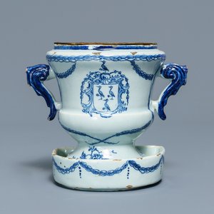 Een blauwwit Delfts 'campana' vaasje met wapendecor op onderschotel, 18e eeuw — foto 1