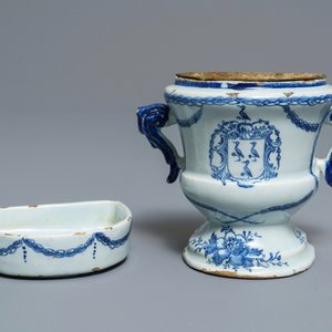 Een blauwwit Delfts 'campana' vaasje met wapendecor op onderschotel, 18e eeuw — foto 2