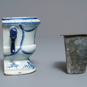 Een blauwwit Delfts 'campana' vaasje met wapendecor op onderschotel, 18e eeuw — foto 7