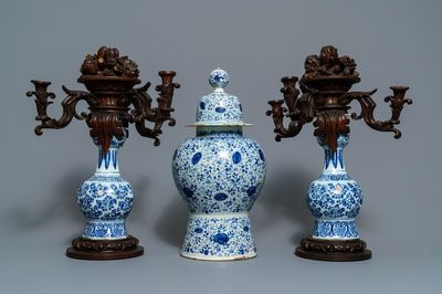Een blauwwit Delfts driedelig kaststel met houten kandelaars, 18e eeuw