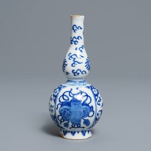 Een blauwwit Delfts kalebasvaasje met zwanen en chinoiserie, eind 17e eeuw — foto 4