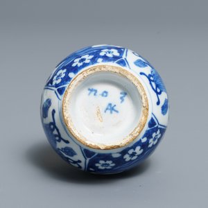 Een blauwwit Delfts kalebasvaasje met zwanen en chinoiserie, eind 17e eeuw — foto 5