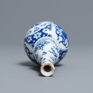 Een blauwwit Delfts kalebasvaasje met zwanen en chinoiserie, eind 17e eeuw — foto 6