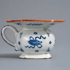 Een blauwwit Delfts kwispedoor met chinoiserie decor, 18e eeuw — foto 2