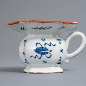 Een blauwwit Delfts kwispedoor met chinoiserie decor, 18e eeuw — foto 4