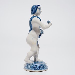 Een blauwwit Delfts model van een staande Bacchus, vroeg 18e eeuw — foto 3