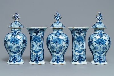 Een blauwwit Delfts vijfdelig kaststel met floraal decor, 18e eeuw