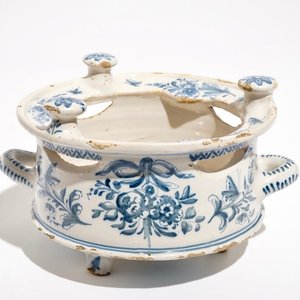 Een blauwwit Fries komfoor met floraal decor, gedat. 1783 — foto 1