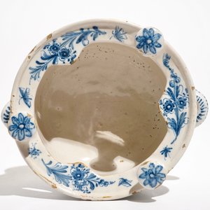 Een blauwwit Fries komfoor met floraal decor, gedat. 1783 — foto 6