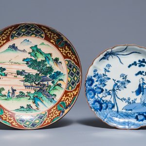 Een blauwwit Japans Arita bord en een Kutani schotel, Edo/Meiji, 17e en 19e eeuw — foto 1