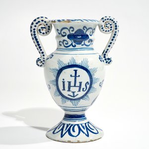 Een blauwwitte altaarvaas met IHS inscriptie, Delft, 18e eeuw — foto 2