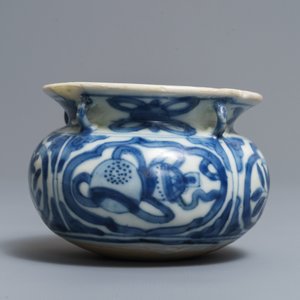 Een blauwwitte Chinese bolvormige wierookbrander en een Longquan celadon schotel, Ming — foto 5