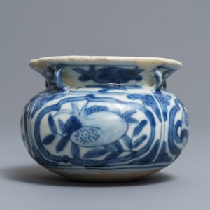 Een blauwwitte Chinese bolvormige wierookbrander en een Longquan celadon schotel, Ming — foto 6
