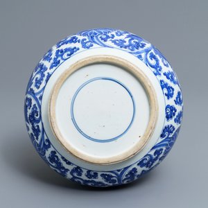 Een blauwwitte Chinese flesvormige vaas met decor van lotusslingers, Kangxi — foto 5
