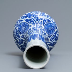 Een blauwwitte Chinese flesvormige vaas met decor van lotusslingers, Kangxi — foto 6